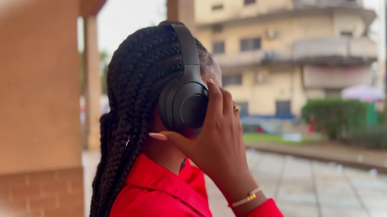 Image de la publicité vidéo pour un casque audio.