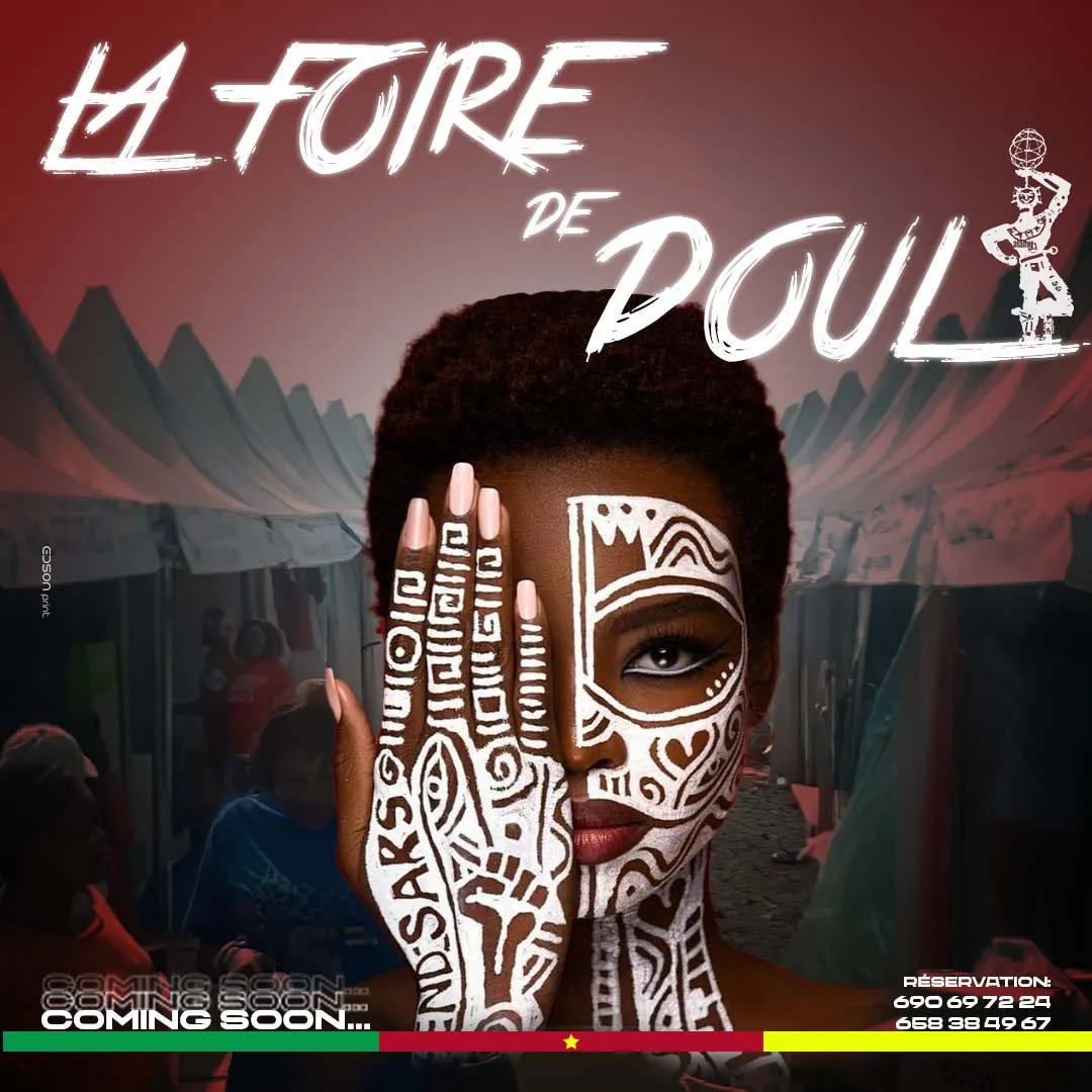 Affiche « Coming soon » de La Foire de Doul : un visage peint de motifs blancs devant des tentes de foire, avec une bande aux couleurs du Cameroun.