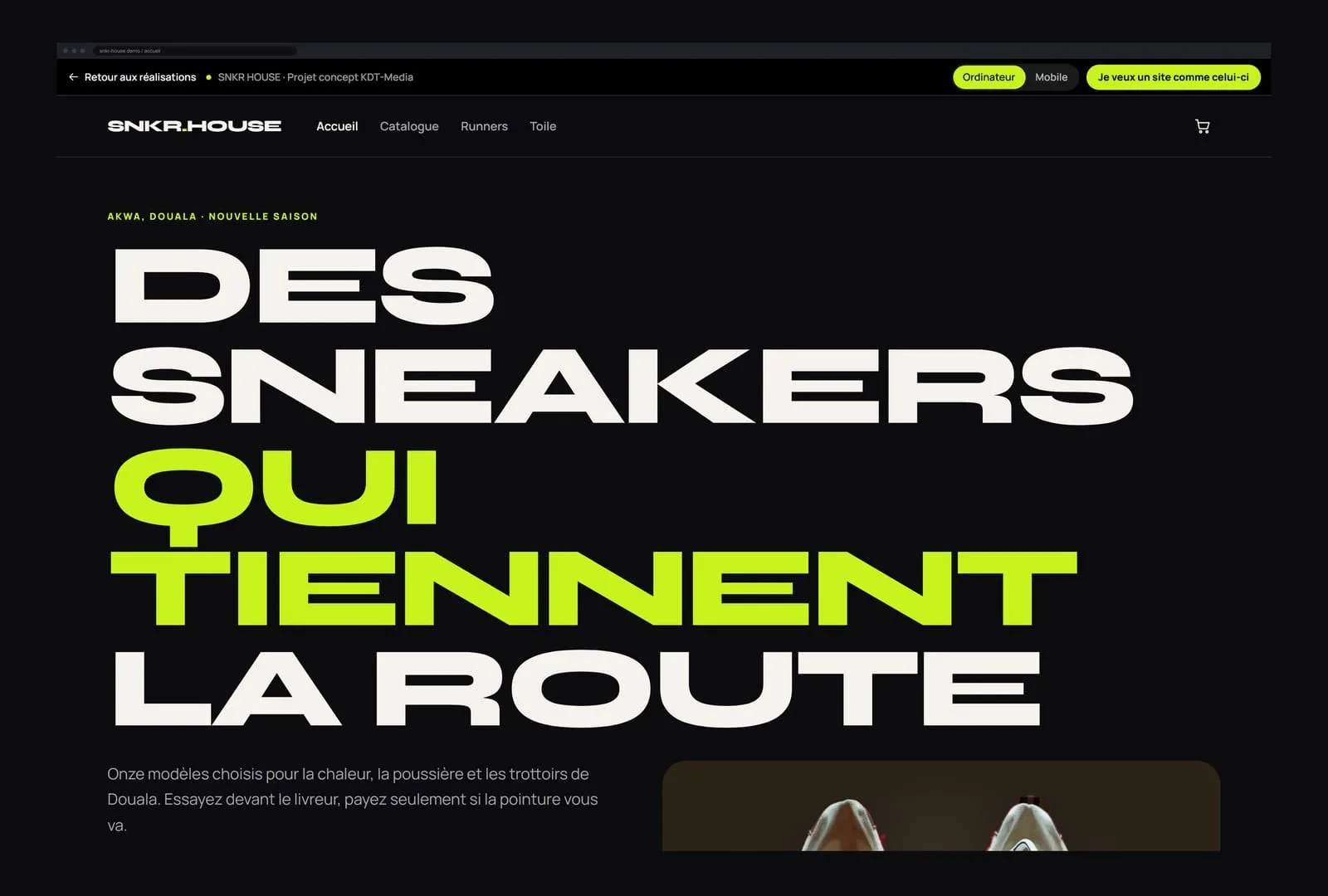 Accueil de la démo SNKR HOUSE dans une fenêtre de navigateur : fond encre, titre géant « Des sneakers qui tiennent la route » en blanc et vert citron, et une paire posée sur un panneau coloré.